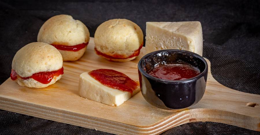 Pao de Queijo Recheado com Goiabada